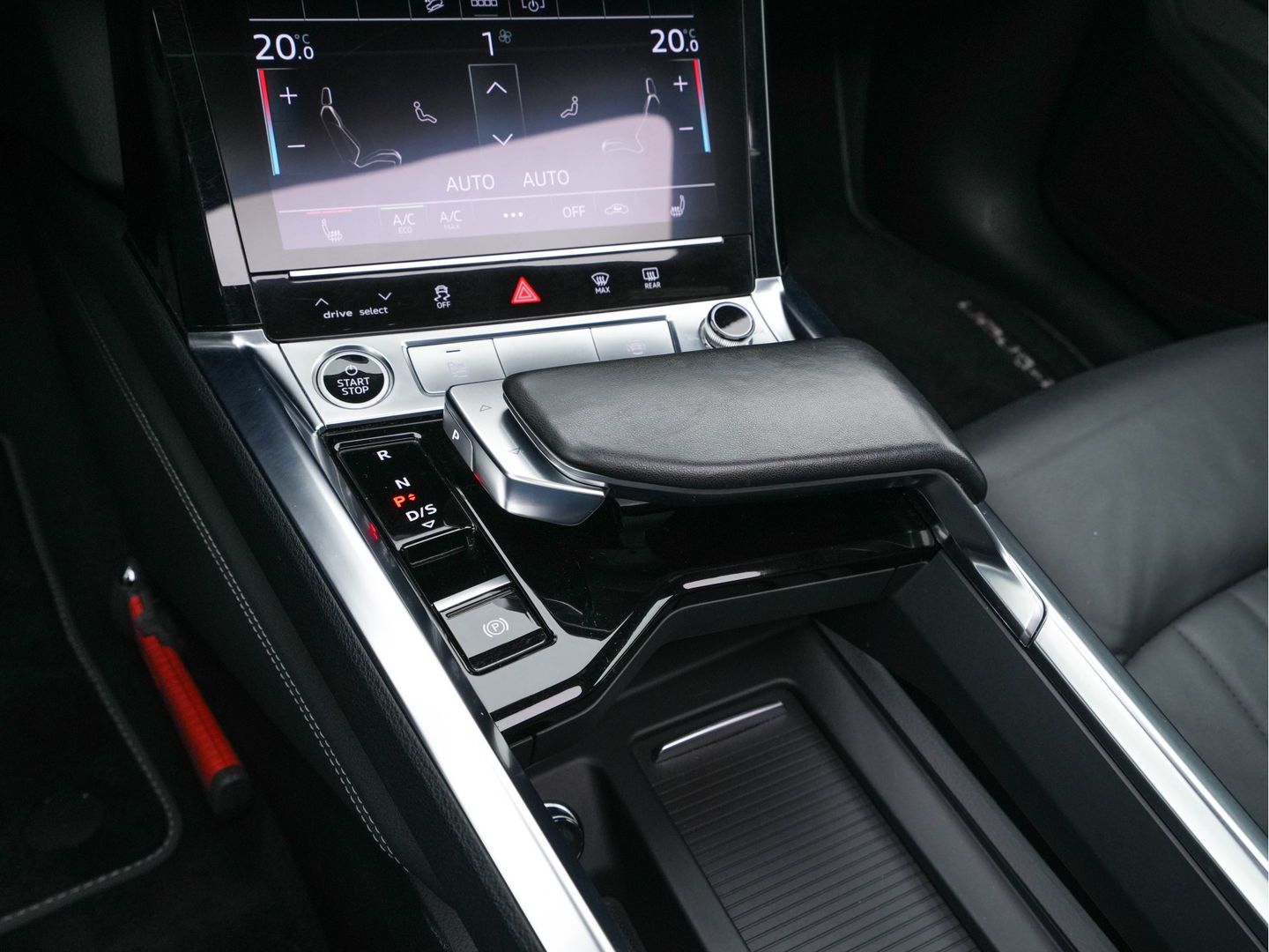 Audi e-tron 50 quattro Business edition Plus 71 kWh [ 3-Fase ] (INCL.BTW) *PANO | LEATHER | DIGI-COCKPIT | FULL-LED | ADAPTIVE-CRUISE | MEMORY-PACK | COMFORT-SEATS | AIR-SUSPENSION | NAVI-FULLMAP | HEATED-SEATS | KEYLESS | 20''ALU | ECC | PDC*