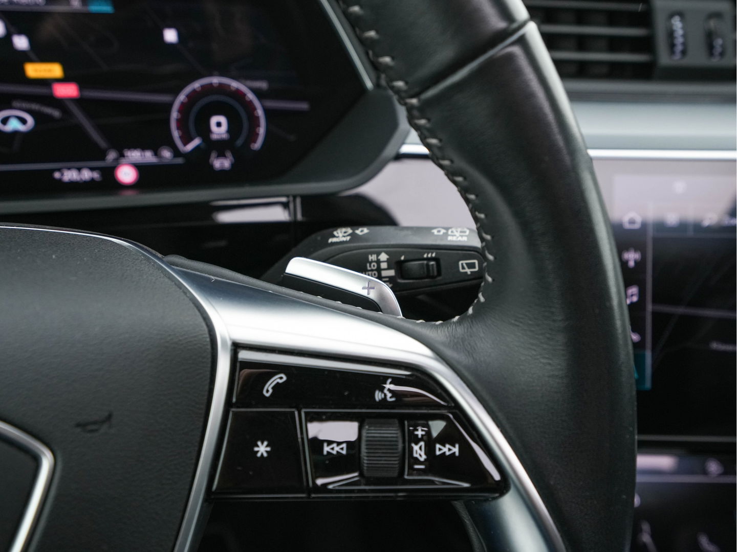 Audi e-tron 50 quattro Business edition Plus 71 kWh [ 3-Fase ] (INCL.BTW) *PANO | LEATHER | DIGI-COCKPIT | FULL-LED | ADAPTIVE-CRUISE | MEMORY-PACK | COMFORT-SEATS | AIR-SUSPENSION | NAVI-FULLMAP | HEATED-SEATS | KEYLESS | 20''ALU | ECC | PDC*