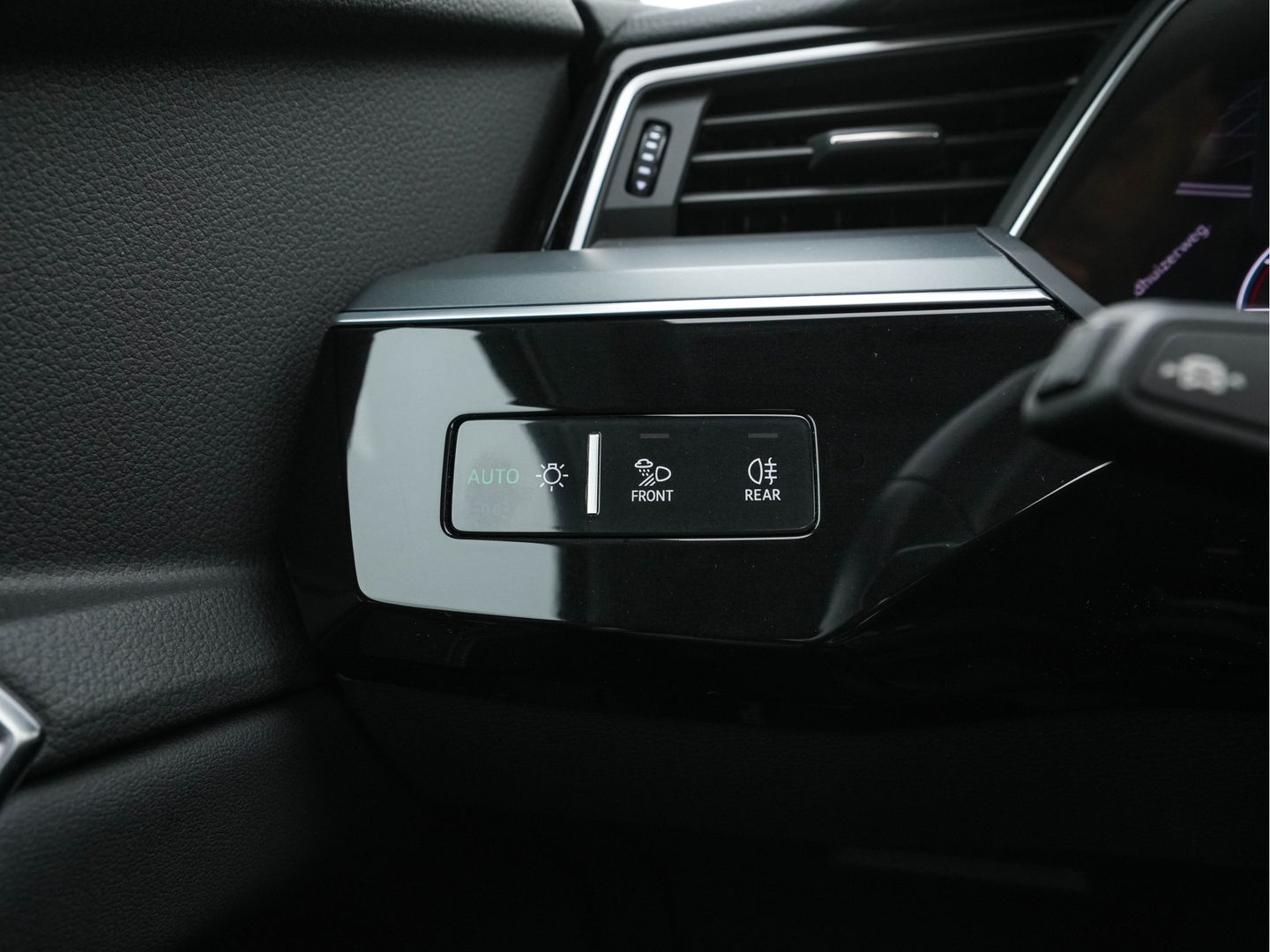 Audi e-tron 50 quattro Business edition Plus 71 kWh [ 3-Fase ] (INCL.BTW) *PANO | LEATHER | DIGI-COCKPIT | FULL-LED | ADAPTIVE-CRUISE | MEMORY-PACK | COMFORT-SEATS | AIR-SUSPENSION | NAVI-FULLMAP | HEATED-SEATS | KEYLESS | 20''ALU | ECC | PDC*