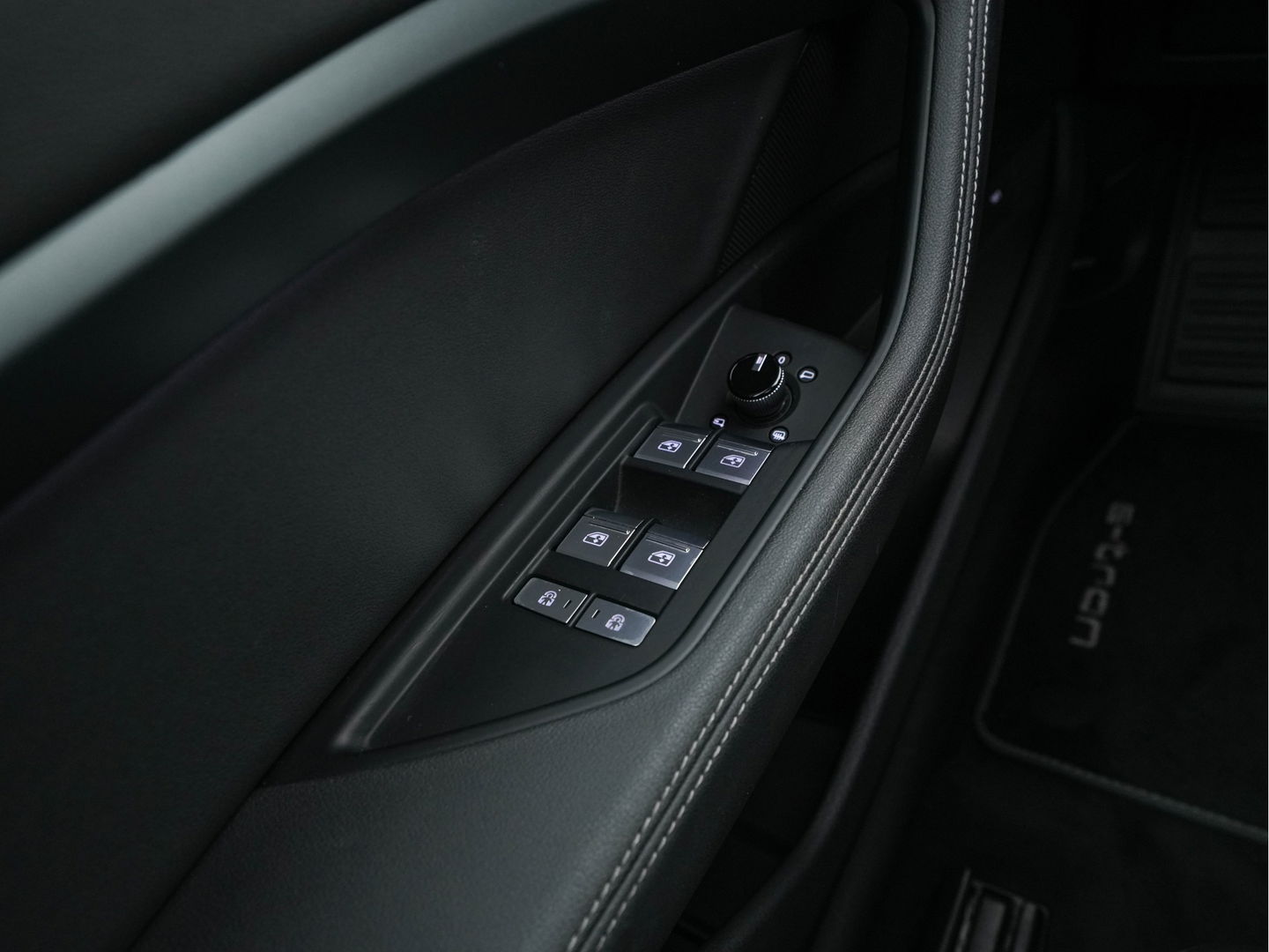 Audi e-tron 50 quattro Business edition Plus 71 kWh [ 3-Fase ] (INCL.BTW) *PANO | LEATHER | DIGI-COCKPIT | FULL-LED | ADAPTIVE-CRUISE | MEMORY-PACK | COMFORT-SEATS | AIR-SUSPENSION | NAVI-FULLMAP | HEATED-SEATS | KEYLESS | 20''ALU | ECC | PDC*
