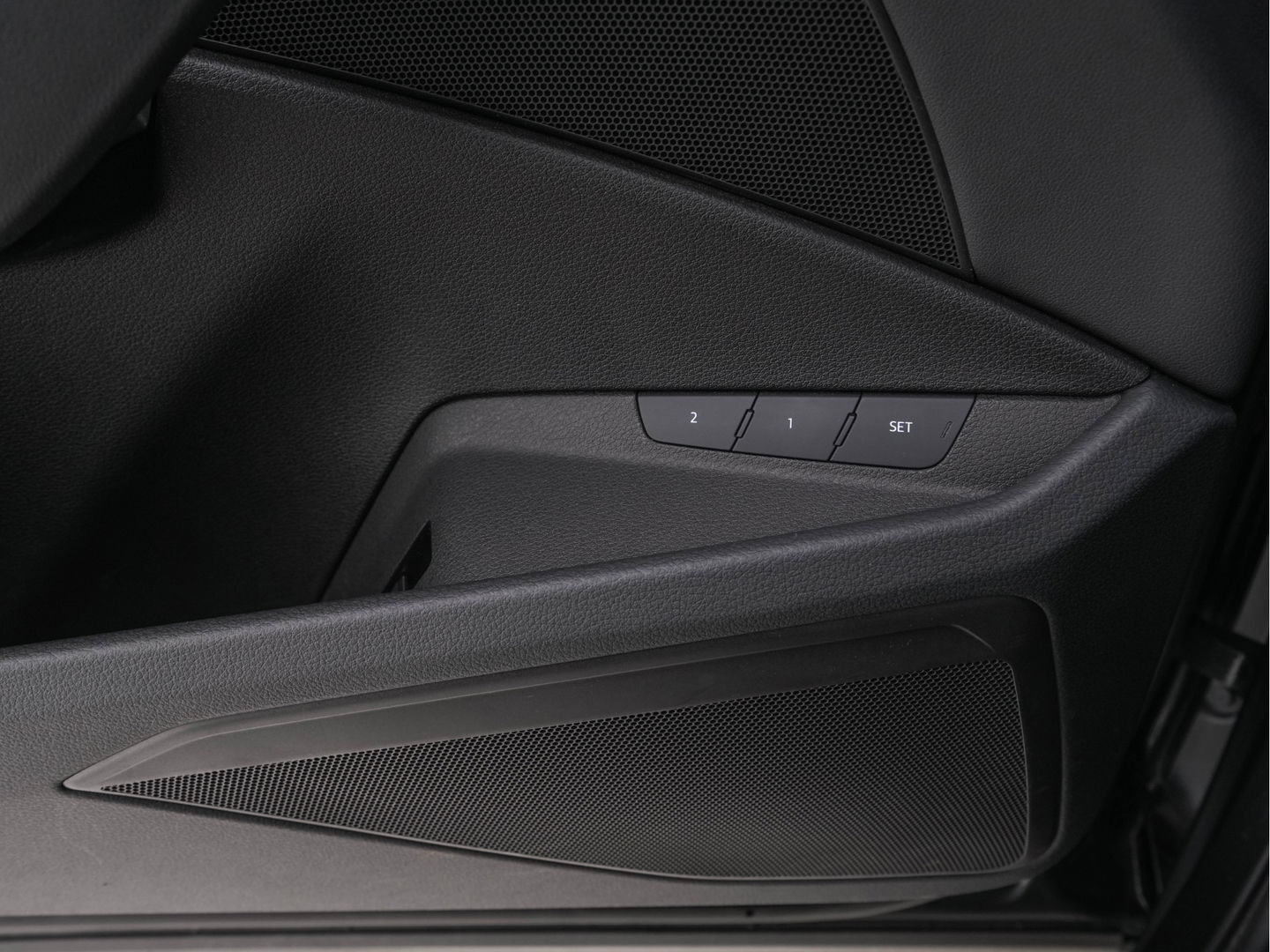 Audi e-tron 50 quattro Business edition Plus 71 kWh [ 3-Fase ] (INCL.BTW) *PANO | LEATHER | DIGI-COCKPIT | FULL-LED | ADAPTIVE-CRUISE | MEMORY-PACK | COMFORT-SEATS | AIR-SUSPENSION | NAVI-FULLMAP | HEATED-SEATS | KEYLESS | 20''ALU | ECC | PDC*