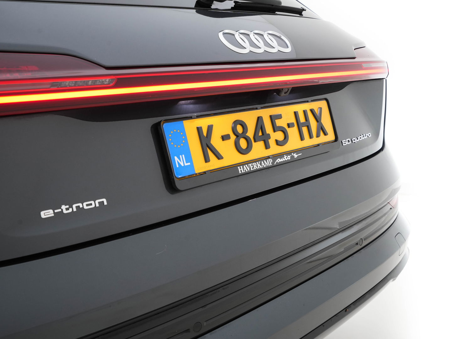 Audi e-tron 50 quattro Business edition Plus 71 kWh [ 3-Fase ] (INCL.BTW) *PANO | LEATHER | DIGI-COCKPIT | FULL-LED | ADAPTIVE-CRUISE | MEMORY-PACK | COMFORT-SEATS | AIR-SUSPENSION | NAVI-FULLMAP | HEATED-SEATS | KEYLESS | 20''ALU | ECC | PDC*