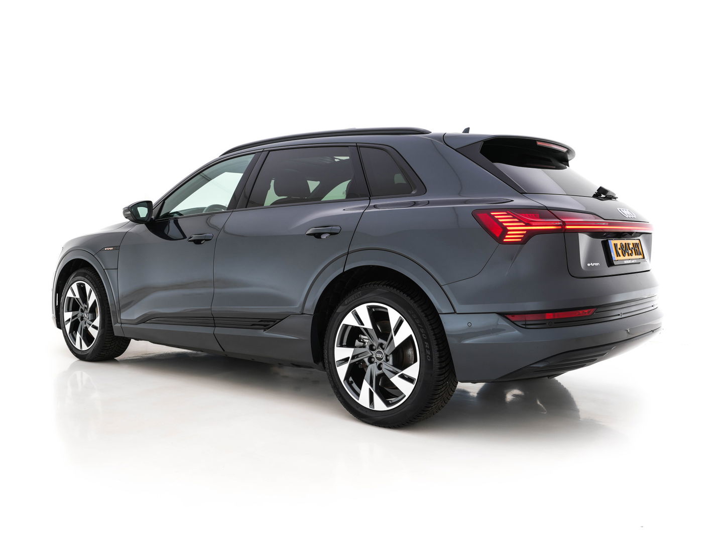 Audi e-tron 50 quattro Business edition Plus 71 kWh [ 3-Fase ] (INCL.BTW) *PANO | LEATHER | DIGI-COCKPIT | FULL-LED | ADAPTIVE-CRUISE | MEMORY-PACK | COMFORT-SEATS | AIR-SUSPENSION | NAVI-FULLMAP | HEATED-SEATS | KEYLESS | 20''ALU | ECC | PDC*