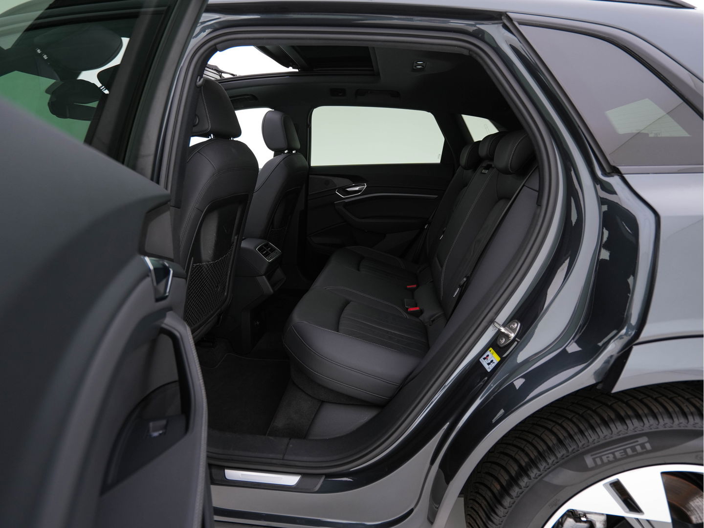 Audi e-tron 50 quattro Business edition Plus 71 kWh [ 3-Fase ] (INCL.BTW) *PANO | LEATHER | DIGI-COCKPIT | FULL-LED | ADAPTIVE-CRUISE | MEMORY-PACK | COMFORT-SEATS | AIR-SUSPENSION | NAVI-FULLMAP | HEATED-SEATS | KEYLESS | 20''ALU | ECC | PDC*