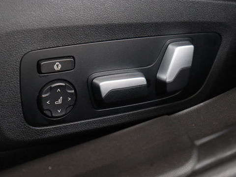 BMW 3-serie 330e | Panoramadak | Trekhaak | Stoel & stuurverwarming | Adaptive cruise | Head-Up | LaserLight | Carplay | Live Cockpit | Half leder | Navigatie