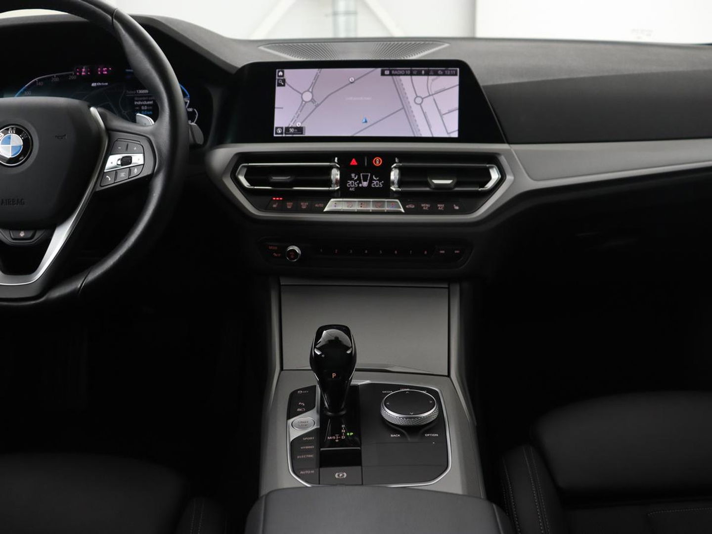 BMW 3-serie 330e | Panoramadak | Trekhaak | Stoel & stuurverwarming | Adaptive cruise | Head-Up | LaserLight | Carplay | Live Cockpit | Half leder | Navigatie