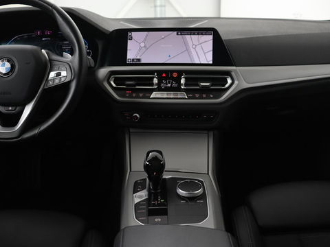BMW 3-serie 330e | Panoramadak | Trekhaak | Stoel & stuurverwarming | Adaptive cruise | Head-Up | LaserLight | Carplay | Live Cockpit | Half leder | Navigatie