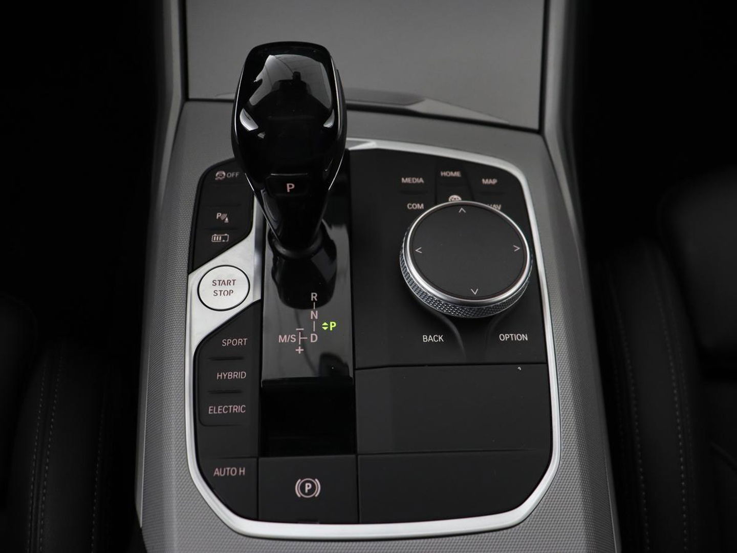 BMW 3-serie 330e | Panoramadak | Trekhaak | Stoel & stuurverwarming | Adaptive cruise | Head-Up | LaserLight | Carplay | Live Cockpit | Half leder | Navigatie