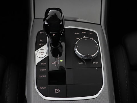 BMW 3-serie 330e | Panoramadak | Trekhaak | Stoel & stuurverwarming | Adaptive cruise | Head-Up | LaserLight | Carplay | Live Cockpit | Half leder | Navigatie