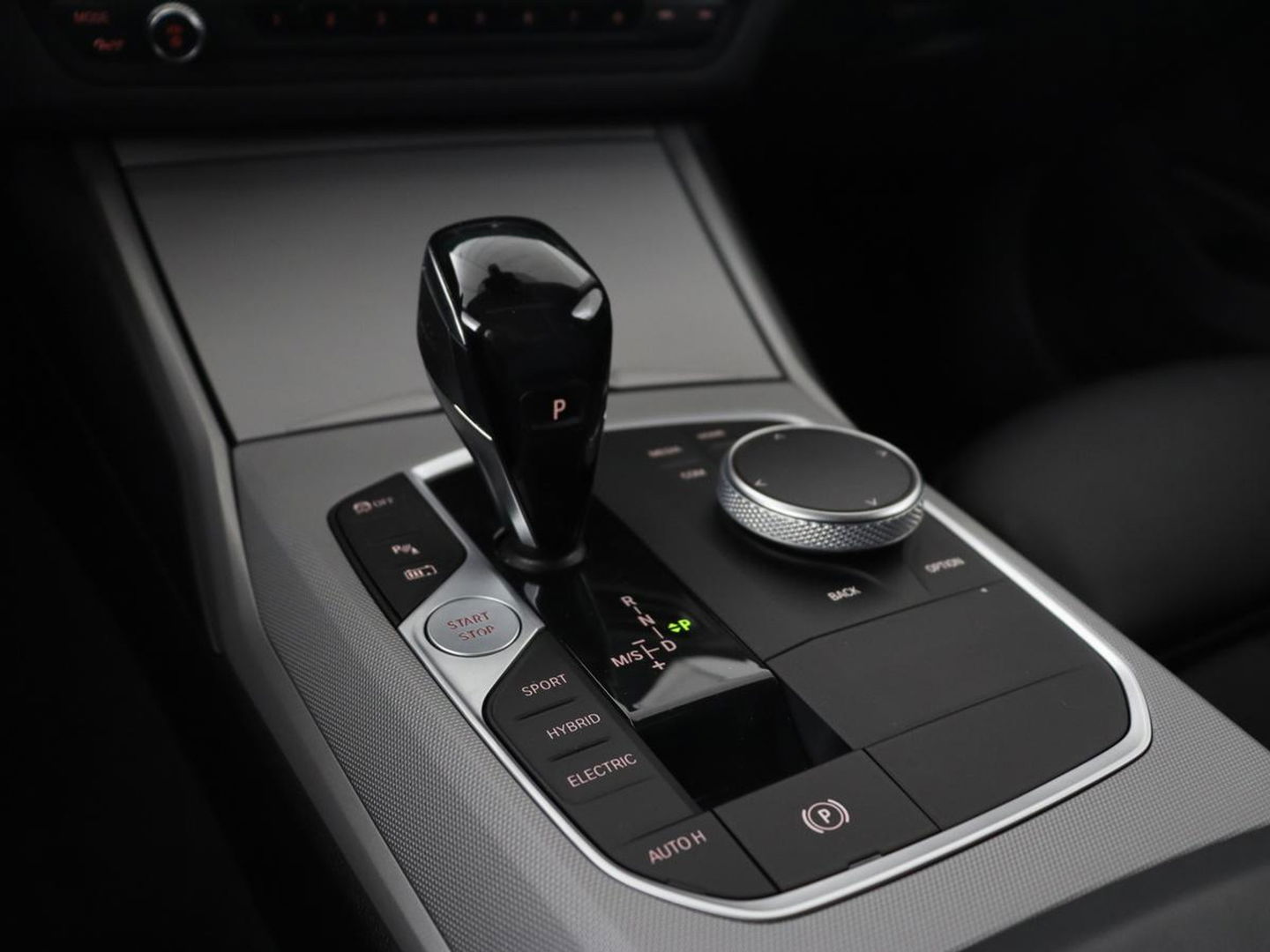 BMW 3-serie 330e | Panoramadak | Trekhaak | Stoel & stuurverwarming | Adaptive cruise | Head-Up | LaserLight | Carplay | Live Cockpit | Half leder | Navigatie