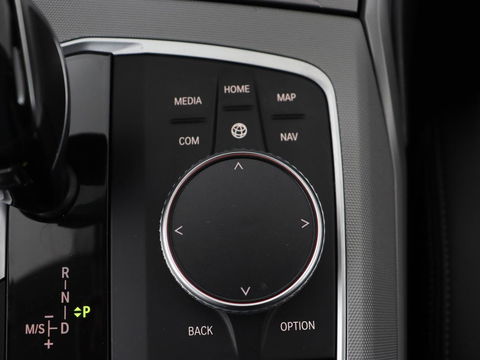 BMW 3-serie 330e | Panoramadak | Trekhaak | Stoel & stuurverwarming | Adaptive cruise | Head-Up | LaserLight | Carplay | Live Cockpit | Half leder | Navigatie