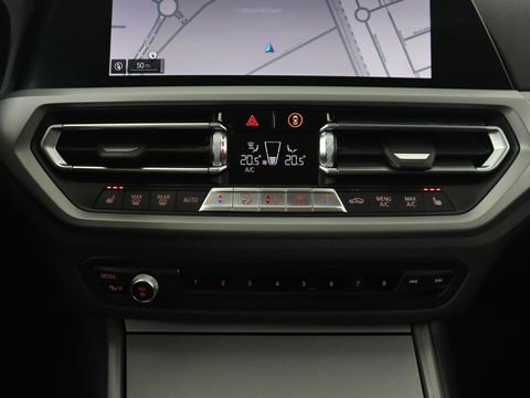 BMW 3-serie 330e | Panoramadak | Trekhaak | Stoel & stuurverwarming | Adaptive cruise | Head-Up | LaserLight | Carplay | Live Cockpit | Half leder | Navigatie