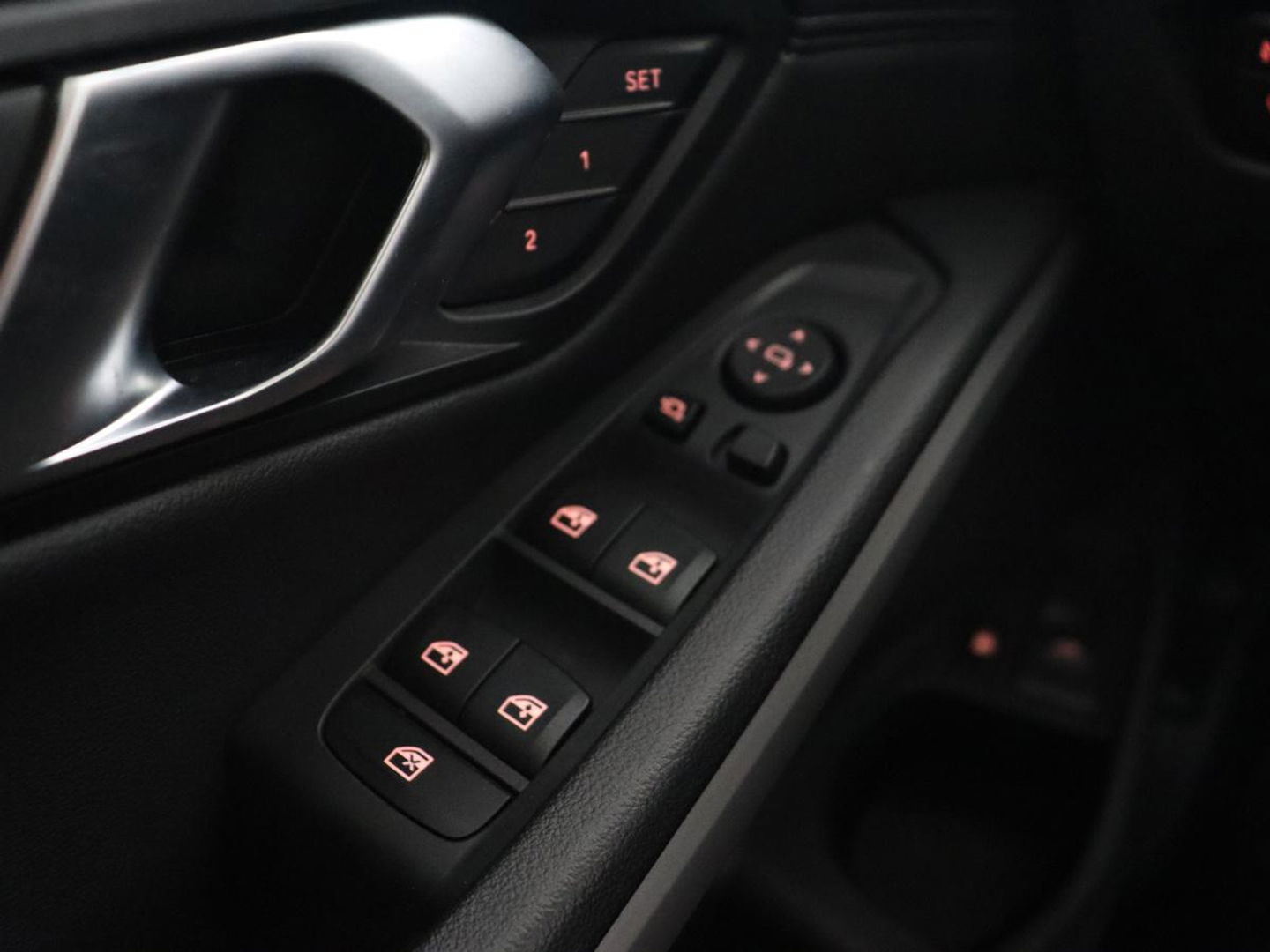 BMW 3-serie 330e | Panoramadak | Trekhaak | Stoel & stuurverwarming | Adaptive cruise | Head-Up | LaserLight | Carplay | Live Cockpit | Half leder | Navigatie