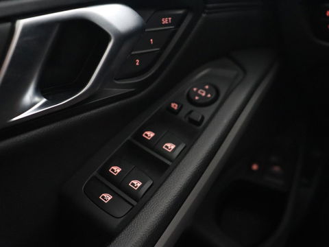 BMW 3-serie 330e | Panoramadak | Trekhaak | Stoel & stuurverwarming | Adaptive cruise | Head-Up | LaserLight | Carplay | Live Cockpit | Half leder | Navigatie