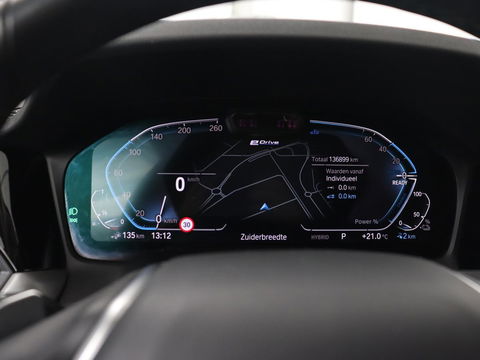 BMW 3-serie 330e | Panoramadak | Trekhaak | Stoel & stuurverwarming | Adaptive cruise | Head-Up | LaserLight | Carplay | Live Cockpit | Half leder | Navigatie
