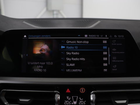 BMW 3-serie 330e | Panoramadak | Trekhaak | Stoel & stuurverwarming | Adaptive cruise | Head-Up | LaserLight | Carplay | Live Cockpit | Half leder | Navigatie