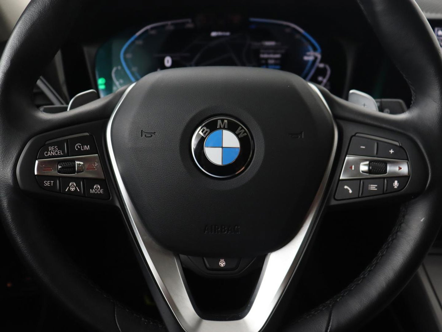 BMW 3-serie 330e | Panoramadak | Trekhaak | Stoel & stuurverwarming | Adaptive cruise | Head-Up | LaserLight | Carplay | Live Cockpit | Half leder | Navigatie