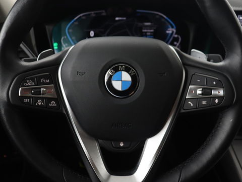 BMW 3-serie 330e | Panoramadak | Trekhaak | Stoel & stuurverwarming | Adaptive cruise | Head-Up | LaserLight | Carplay | Live Cockpit | Half leder | Navigatie