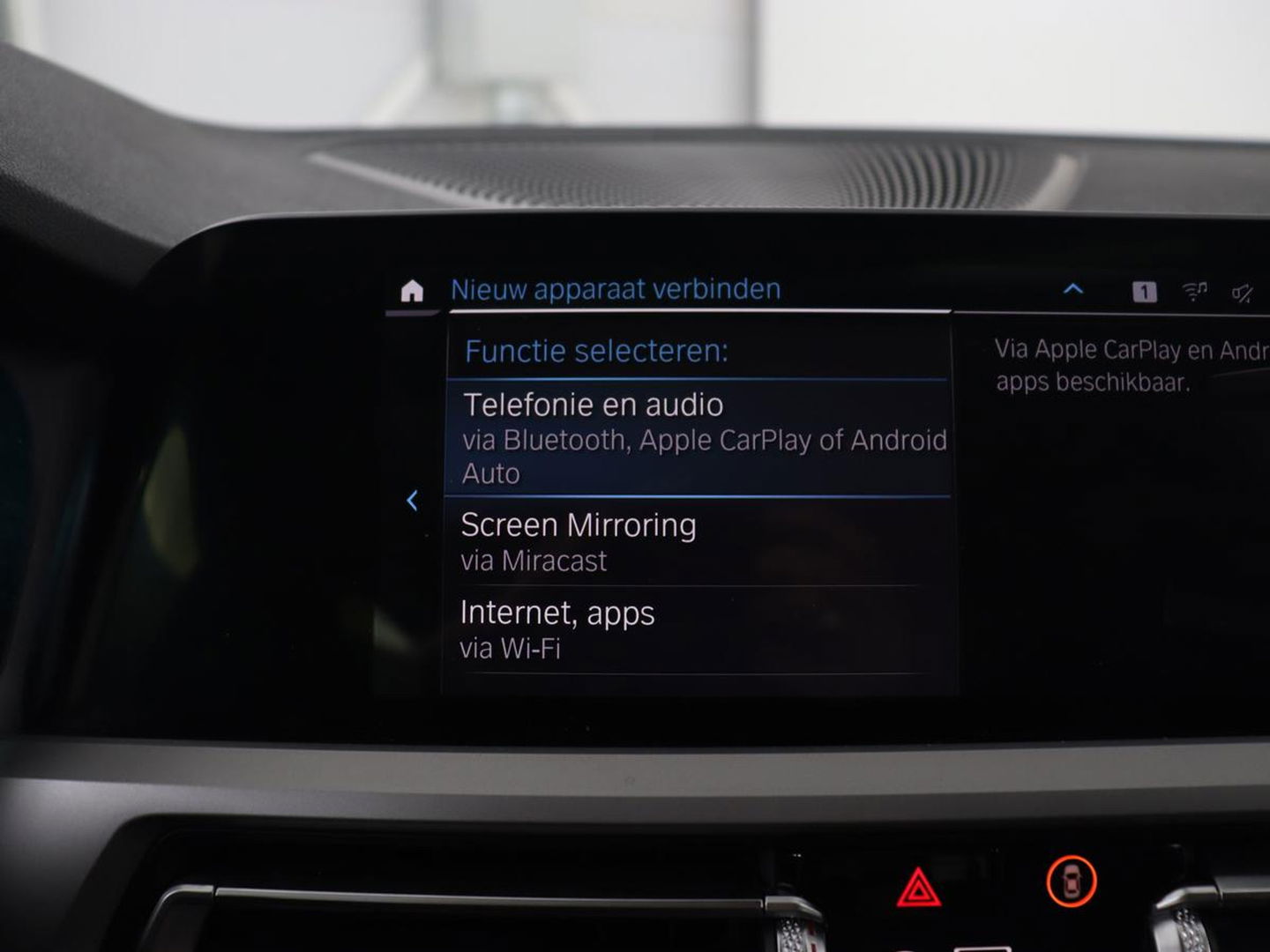 BMW 3-serie 330e | Panoramadak | Trekhaak | Stoel & stuurverwarming | Adaptive cruise | Head-Up | LaserLight | Carplay | Live Cockpit | Half leder | Navigatie