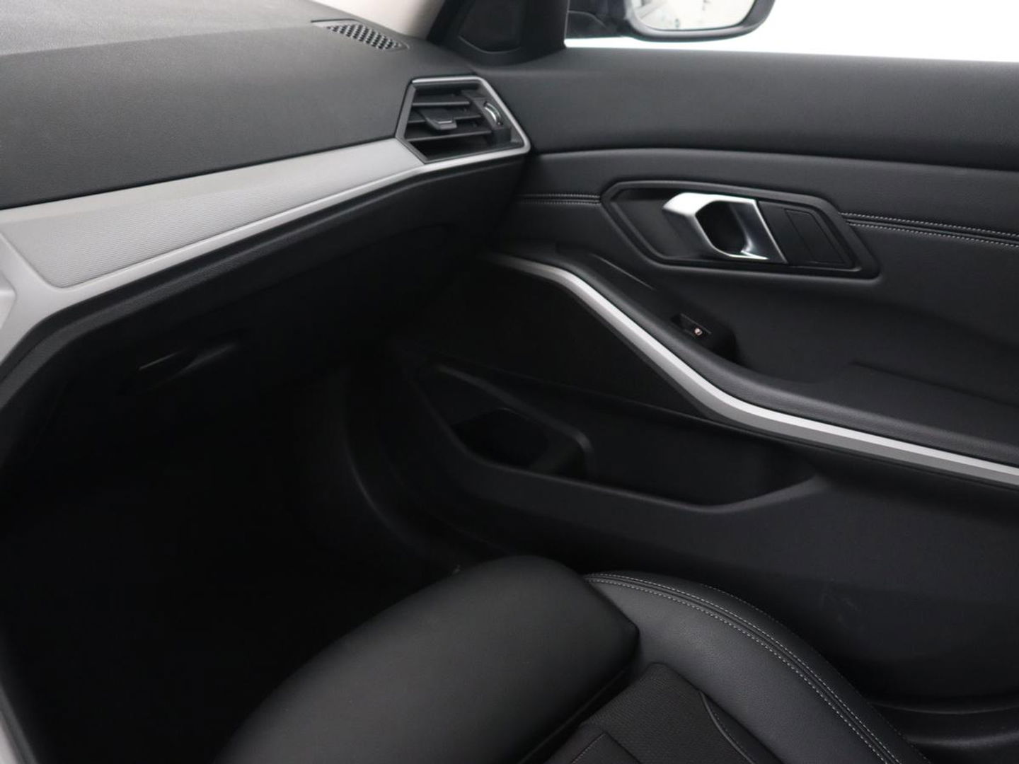 BMW 3-serie 330e | Panoramadak | Trekhaak | Stoel & stuurverwarming | Adaptive cruise | Head-Up | LaserLight | Carplay | Live Cockpit | Half leder | Navigatie