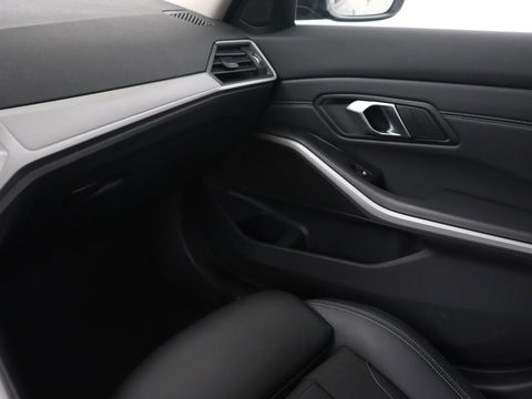 BMW 3-serie 330e | Panoramadak | Trekhaak | Stoel & stuurverwarming | Adaptive cruise | Head-Up | LaserLight | Carplay | Live Cockpit | Half leder | Navigatie