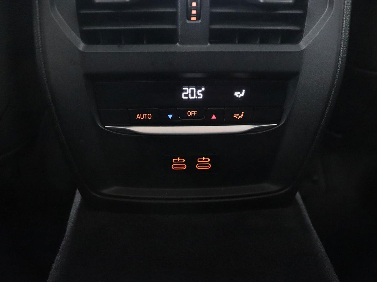 BMW 3-serie 330e | Panoramadak | Trekhaak | Stoel & stuurverwarming | Adaptive cruise | Head-Up | LaserLight | Carplay | Live Cockpit | Half leder | Navigatie