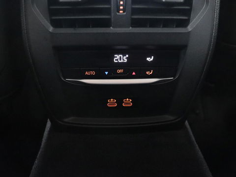 BMW 3-serie 330e | Panoramadak | Trekhaak | Stoel & stuurverwarming | Adaptive cruise | Head-Up | LaserLight | Carplay | Live Cockpit | Half leder | Navigatie