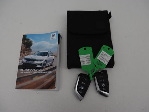 BMW 3-serie 330e | Panoramadak | Trekhaak | Stoel & stuurverwarming | Adaptive cruise | Head-Up | LaserLight | Carplay | Live Cockpit | Half leder | Navigatie