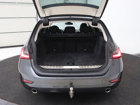BMW 3-serie 330e | Panoramadak | Trekhaak | Stoel & stuurverwarming | Adaptive cruise | Head-Up | LaserLight | Carplay | Live Cockpit | Half leder | Navigatie