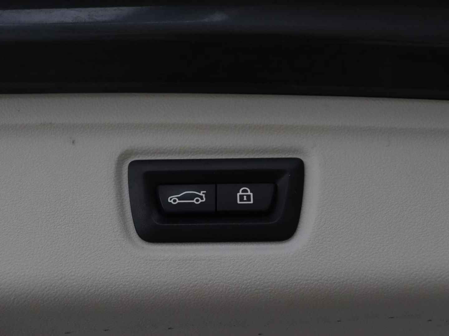 BMW 3-serie 330e | Panoramadak | Trekhaak | Stoel & stuurverwarming | Adaptive cruise | Head-Up | LaserLight | Carplay | Live Cockpit | Half leder | Navigatie