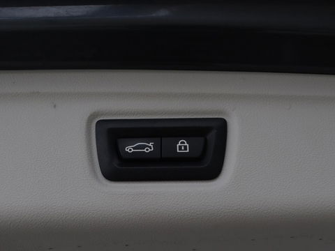 BMW 3-serie 330e | Panoramadak | Trekhaak | Stoel & stuurverwarming | Adaptive cruise | Head-Up | LaserLight | Carplay | Live Cockpit | Half leder | Navigatie