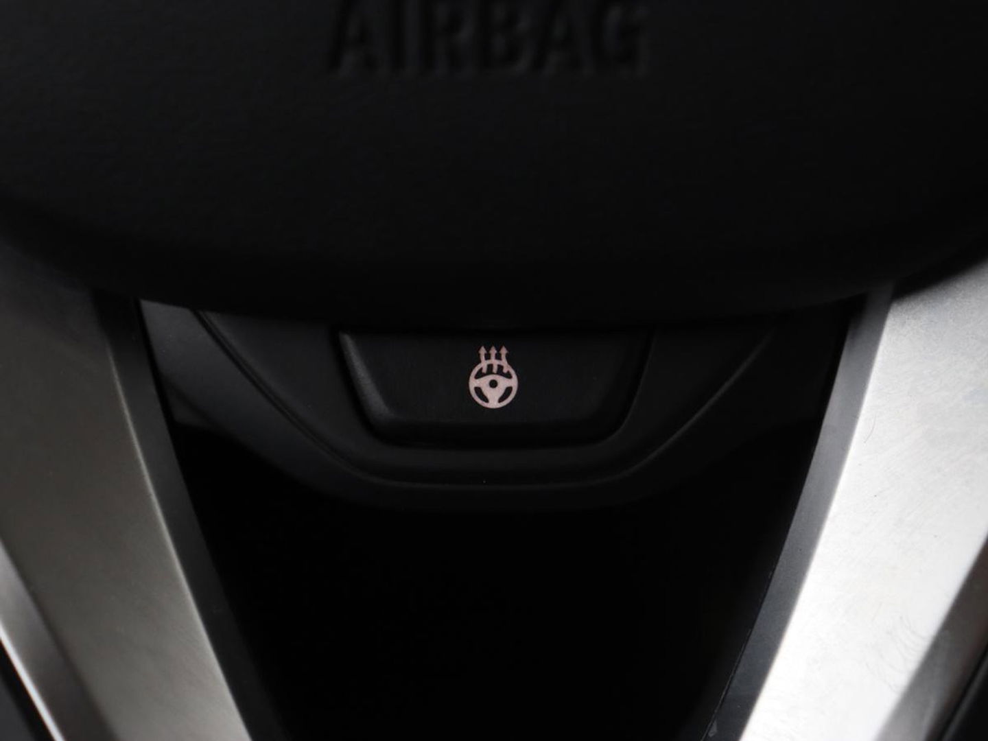 BMW 3-serie 330e | Panoramadak | Trekhaak | Stoel & stuurverwarming | Adaptive cruise | Head-Up | LaserLight | Carplay | Live Cockpit | Half leder | Navigatie