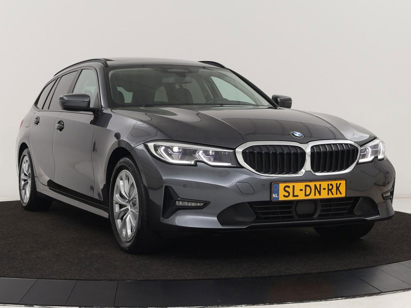 BMW 3-serie 330e | Panoramadak | Trekhaak | Stoel & stuurverwarming | Adaptive cruise | Head-Up | LaserLight | Carplay | Live Cockpit | Half leder | Navigatie
