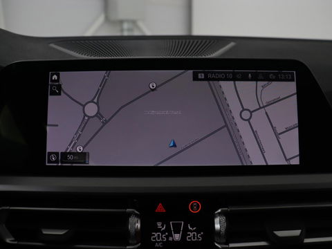 BMW 3-serie 330e | Panoramadak | Trekhaak | Stoel & stuurverwarming | Adaptive cruise | Head-Up | LaserLight | Carplay | Live Cockpit | Half leder | Navigatie