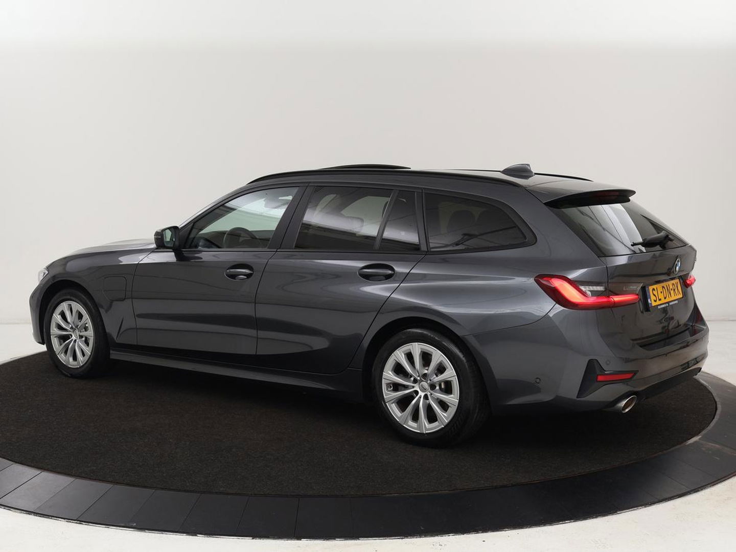 BMW 3-serie 330e | Panoramadak | Trekhaak | Stoel & stuurverwarming | Adaptive cruise | Head-Up | LaserLight | Carplay | Live Cockpit | Half leder | Navigatie