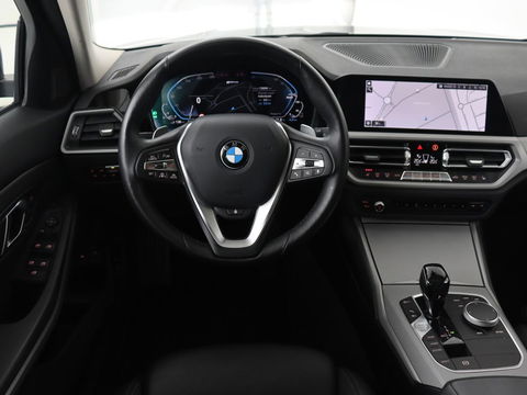 BMW 3-serie 330e | Panoramadak | Trekhaak | Stoel & stuurverwarming | Adaptive cruise | Head-Up | LaserLight | Carplay | Live Cockpit | Half leder | Navigatie