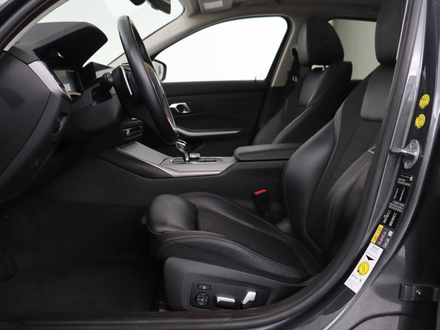 BMW 3-serie 330e | Panoramadak | Trekhaak | Stoel & stuurverwarming | Adaptive cruise | Head-Up | LaserLight | Carplay | Live Cockpit | Half leder | Navigatie