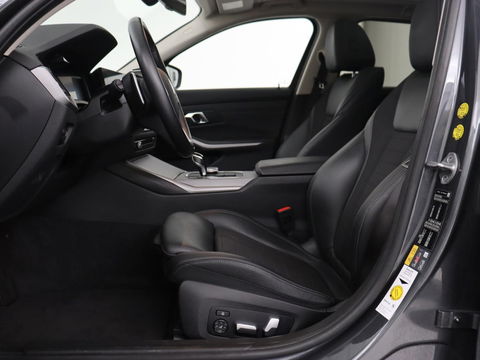 BMW 3-serie 330e | Panoramadak | Trekhaak | Stoel & stuurverwarming | Adaptive cruise | Head-Up | LaserLight | Carplay | Live Cockpit | Half leder | Navigatie