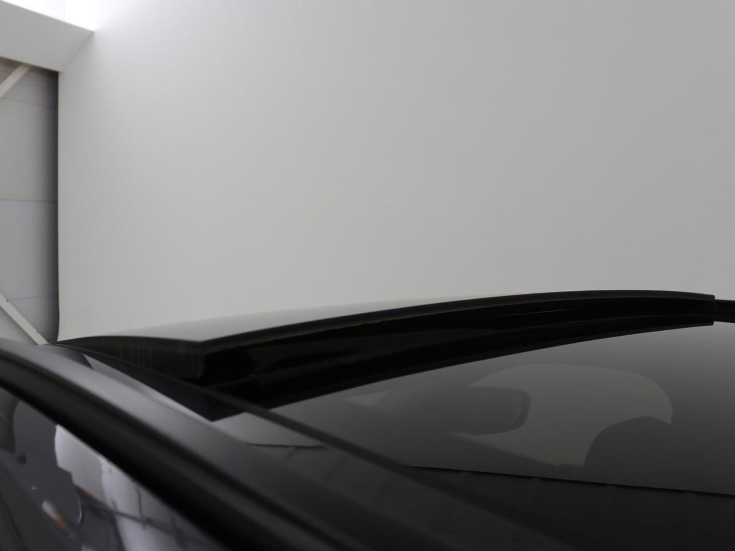 BMW 3-serie 330e | Panoramadak | Trekhaak | Stoel & stuurverwarming | Adaptive cruise | Head-Up | LaserLight | Carplay | Live Cockpit | Half leder | Navigatie