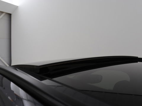 BMW 3-serie 330e | Panoramadak | Trekhaak | Stoel & stuurverwarming | Adaptive cruise | Head-Up | LaserLight | Carplay | Live Cockpit | Half leder | Navigatie