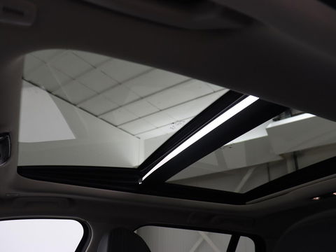 BMW 3-serie 330e | Panoramadak | Trekhaak | Stoel & stuurverwarming | Adaptive cruise | Head-Up | LaserLight | Carplay | Live Cockpit | Half leder | Navigatie