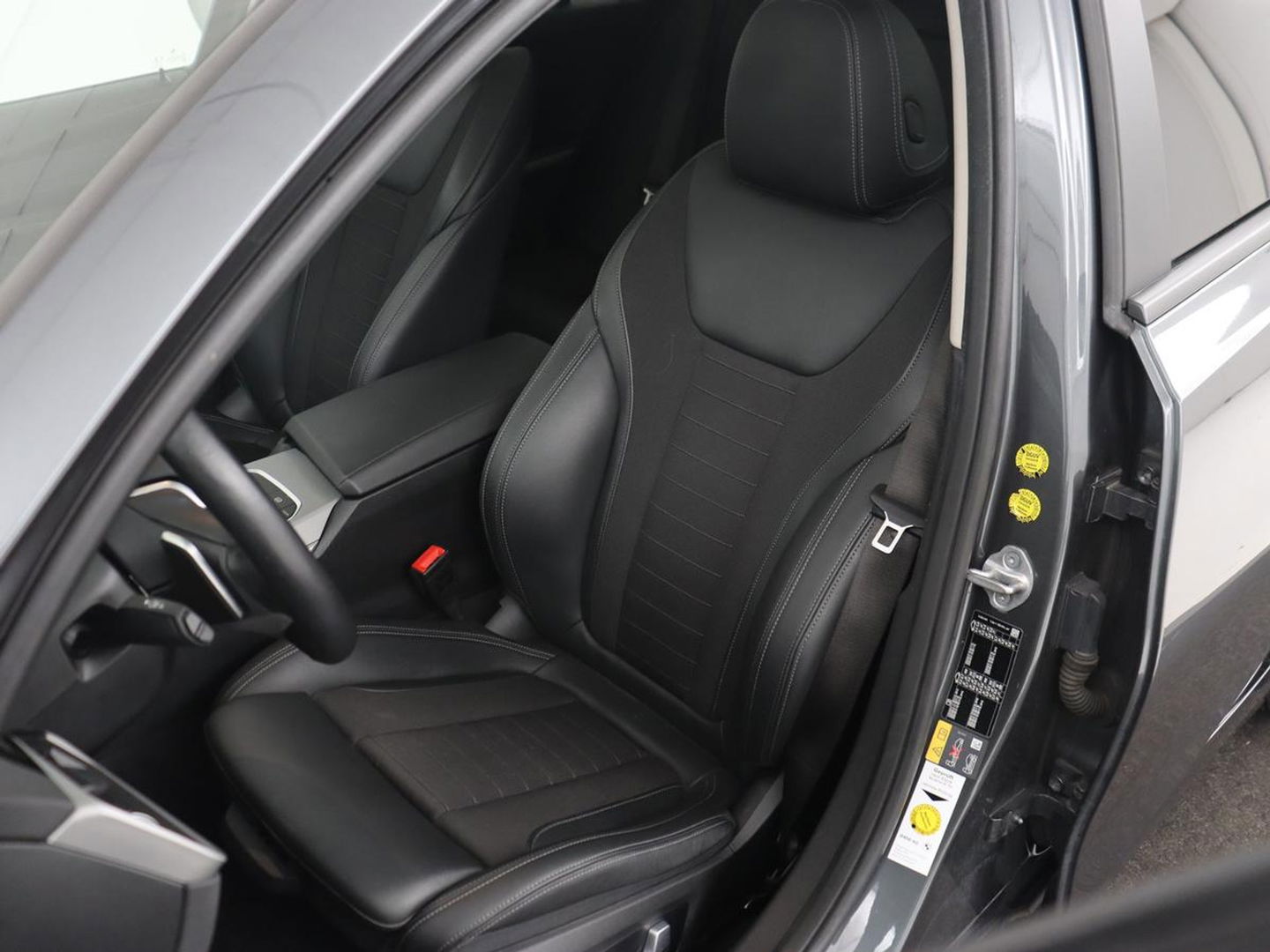 BMW 3-serie 330e | Panoramadak | Trekhaak | Stoel & stuurverwarming | Adaptive cruise | Head-Up | LaserLight | Carplay | Live Cockpit | Half leder | Navigatie