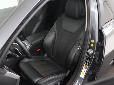 BMW 3-serie 330e | Panoramadak | Trekhaak | Stoel & stuurverwarming | Adaptive cruise | Head-Up | LaserLight | Carplay | Live Cockpit | Half leder | Navigatie