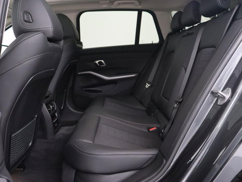 BMW 3-serie 330e | Panoramadak | Trekhaak | Stoel & stuurverwarming | Adaptive cruise | Head-Up | LaserLight | Carplay | Live Cockpit | Half leder | Navigatie
