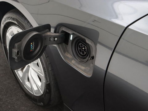 BMW 3-serie 330e | Panoramadak | Trekhaak | Stoel & stuurverwarming | Adaptive cruise | Head-Up | LaserLight | Carplay | Live Cockpit | Half leder | Navigatie