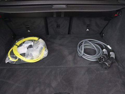 BMW 3-serie 330e | Panoramadak | Trekhaak | Stoel & stuurverwarming | Adaptive cruise | Head-Up | LaserLight | Carplay | Live Cockpit | Half leder | Navigatie