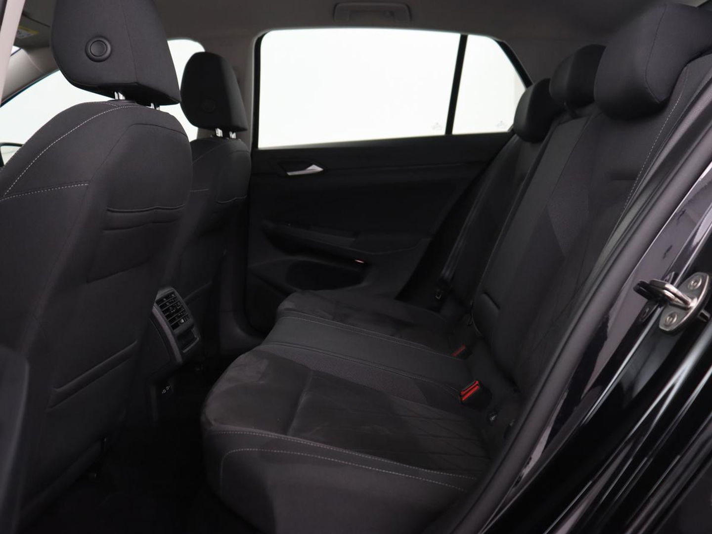 Volkswagen Golf 1.5 TSI Life Business | Adaptive cruise | Carplay | Massage | Memory | Navigatie | Sfeerverlichting | Parkeerhulp | Climate control