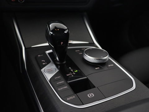 BMW 3-serie 320e M Sport | Head-Up | LaserLight | Stoelverwarming | Adaptive cruise | Sfeerverlichting | Carplay | Sportstoelen
