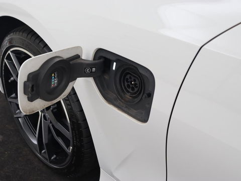 BMW 3-serie 320e M Sport | Head-Up | LaserLight | Stoelverwarming | Adaptive cruise | Sfeerverlichting | Carplay | Sportstoelen