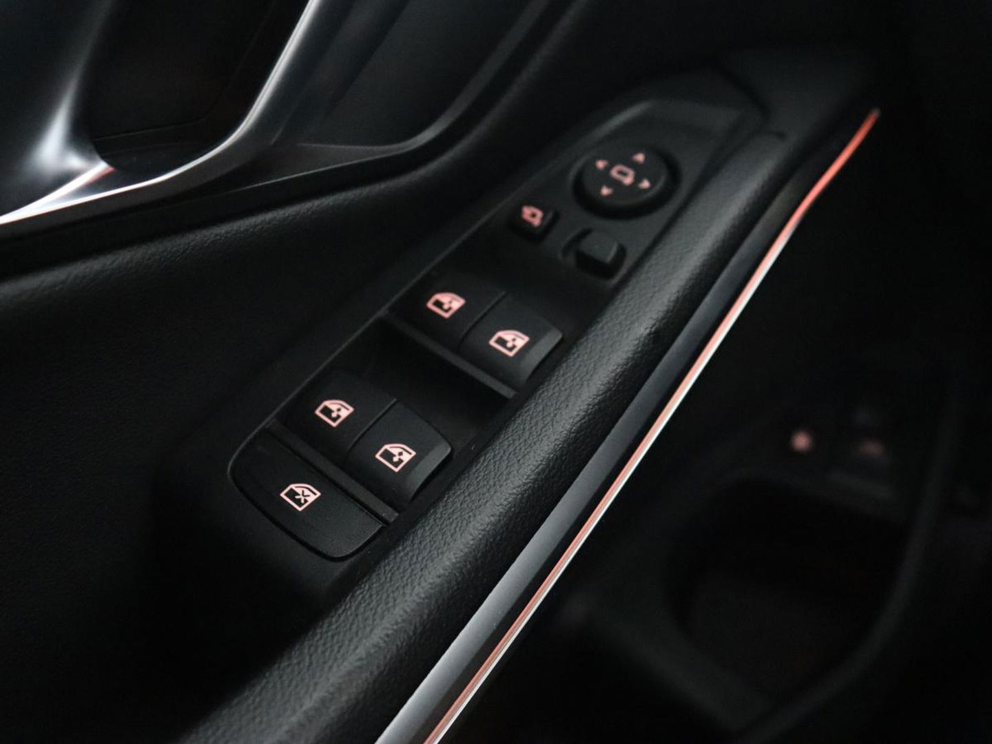 BMW 3-serie 320e M Sport | Head-Up | LaserLight | Stoelverwarming | Adaptive cruise | Sfeerverlichting | Carplay | Sportstoelen